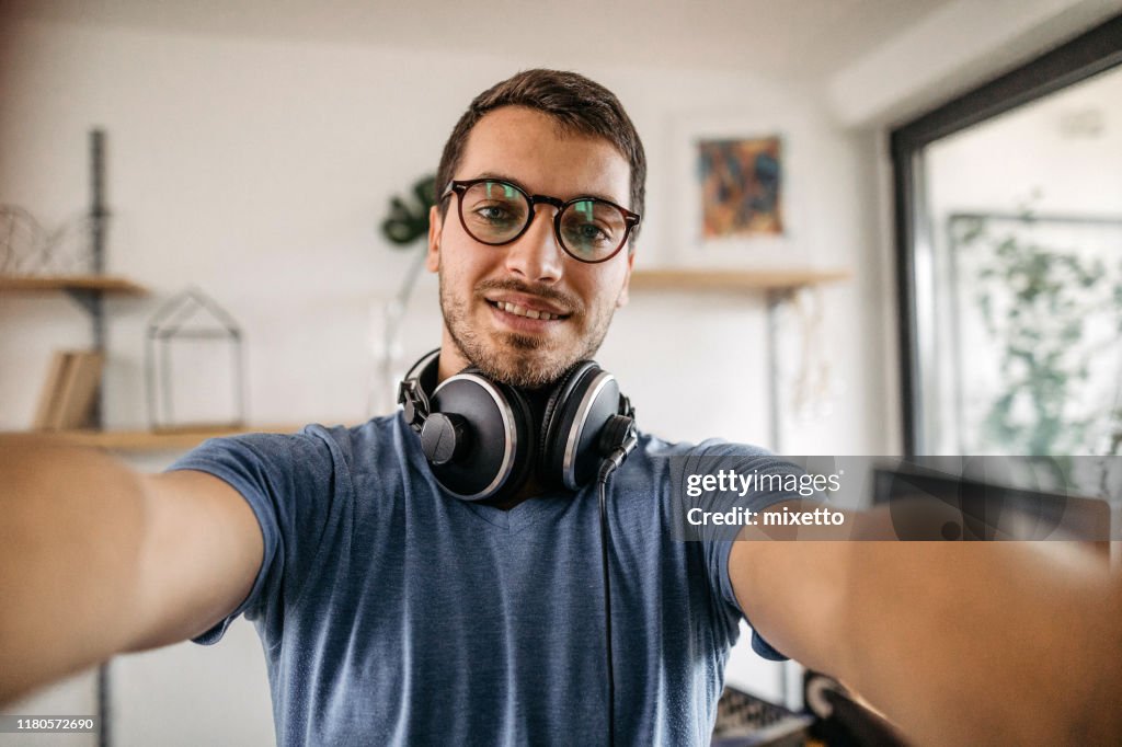 DJ nemen selfie thuis opnamestudio