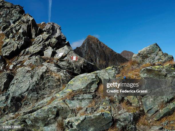 bocchetta dei pianei mountain pass, high antrona valley natural park - schist fotografías e imágenes de stock