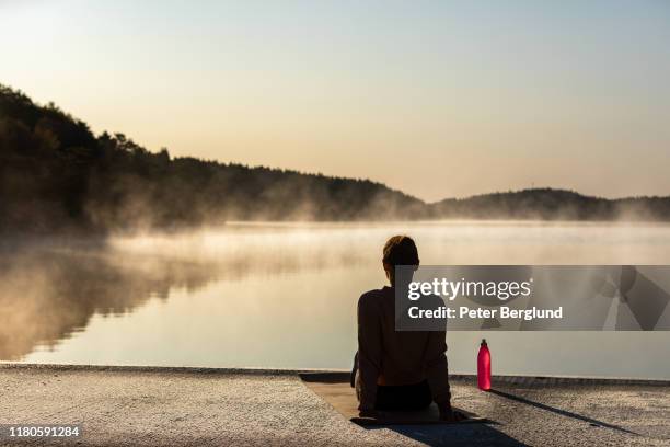 outdoor morning yoga - peter parks stock pictures, royalty-free photos & images