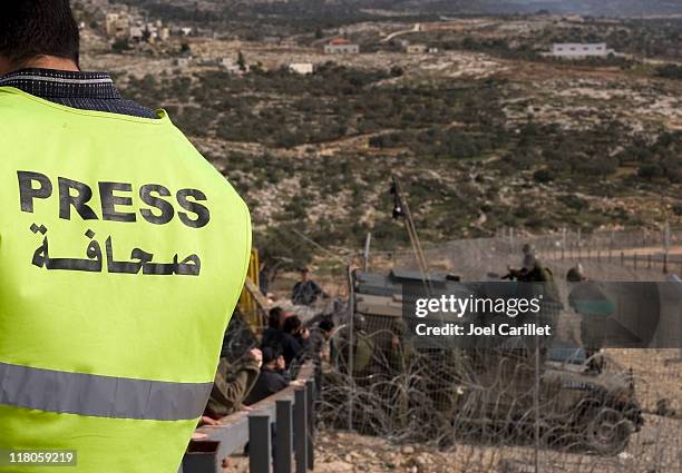 journalist on the field - israeli military stock pictures, royalty-free photos & images