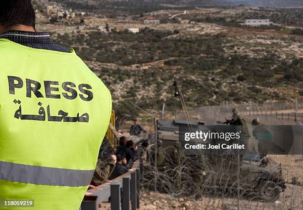 journalist on the field - 巴勒斯坦領土 個照片及圖片檔