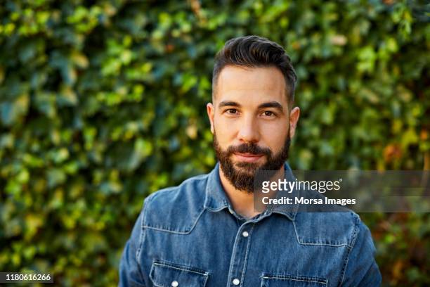 ritratto di giovane in maglietta gialla nel cortile di casa - beards foto e immagini stock