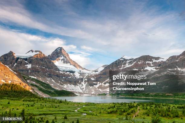 mount assiniboine and lake magog, canada - montanhas rochosas canadianas imagens e fotografias de stock