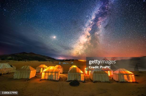 the milky way at the sahara desert in morocco. - kamel bildbanksfoton och bilder