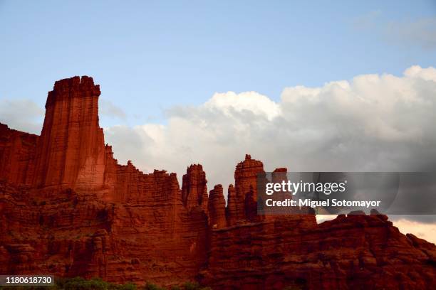 fisher tower in moab - cottontail stockfoto's en -beelden