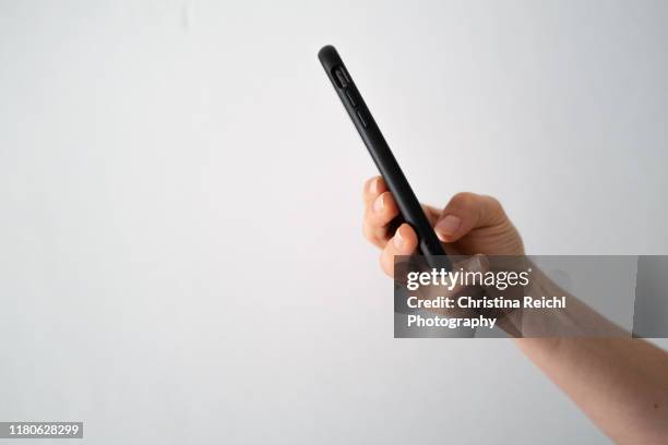 person using phone - hand smartphone stock-fotos und bilder