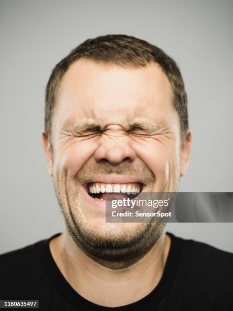 retrato de un hombre caucásico real con expresión excitada y ojos cerrados - hacer muecas fotografías e imágenes de stock