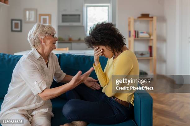 madre mayor consolador triste adulto adoptado raza mixta crecido hija - friends argue fotografías e imágenes de stock