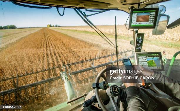 combinar cabina - farm field combine fotografías e imágenes de stock