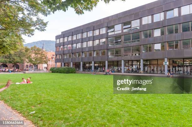 universidad de heidelberg - universidad vieja, la vista del campus de la antigua biblioteca universitaria de heidelberg, alemania - heidelberg alemania fotografías e imágenes de stock