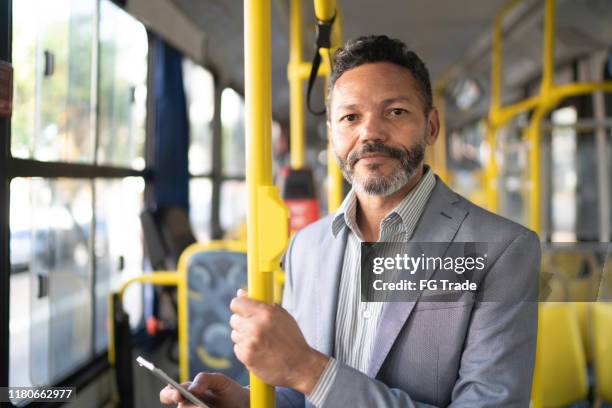 retrato del hombre mirando la cámara en un autobús - autobus fotografías e imágenes de stock