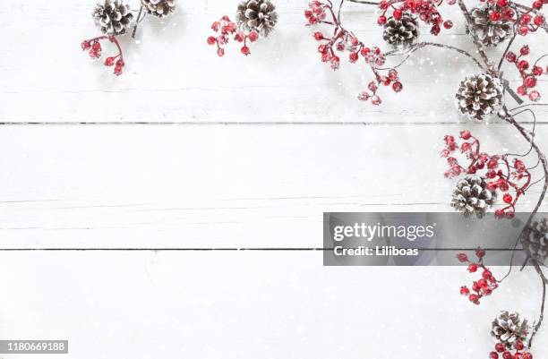borde guirnalda de bayas de navidad sobre un viejo fondo de madera blanca - guirnalda decoración fotografías e imágenes de stock