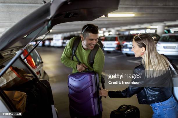 junges paar am flughafen angekommen - airport parking stock-fotos und bilder