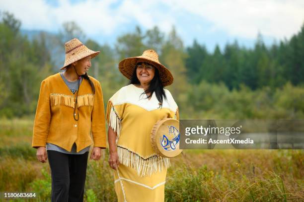 traditionelle first nations kultur - indian woman in canada stock-fotos und bilder