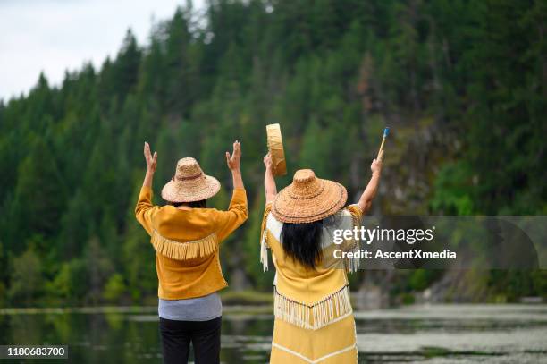 eerste naties vrouwen in traditionele kleding - canadese cultuur stockfoto's en -beelden