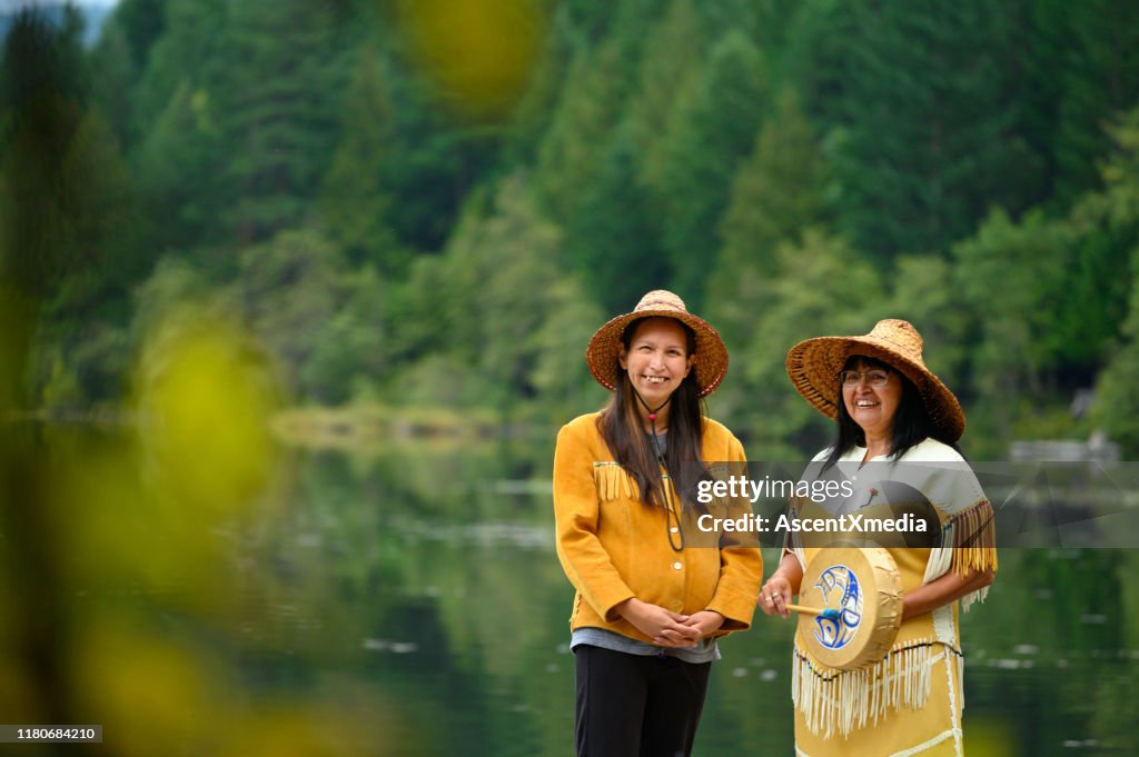 Eerste Naties vrouwen in traditionele kleding