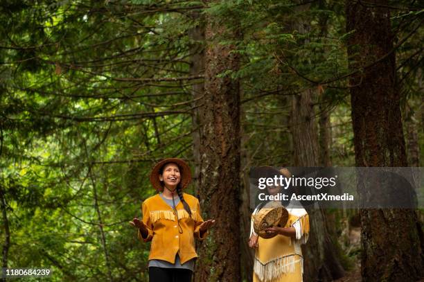 eerste naties vrouwen in traditionele kleding - pregnant women greeting stockfoto's en -beelden