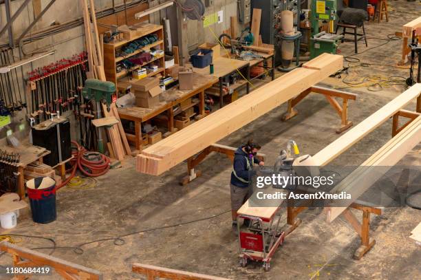 arbeitsplätze im verarbeitenden gewerbe in der holzindustrie - erfolgreicher holzhandel stock-fotos und bilder