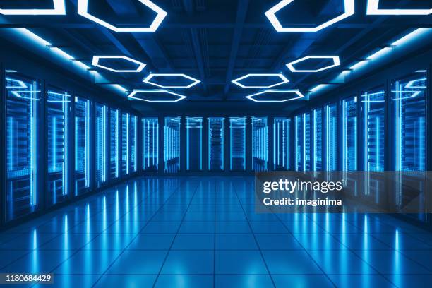 futuristische data center server ruimte - data center stockfoto's en -beelden