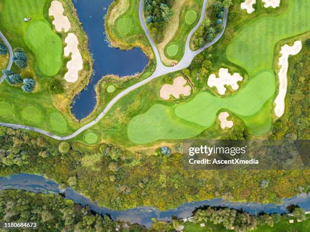 aerial view of a golf course - green de golf imagens e fotografias de stock