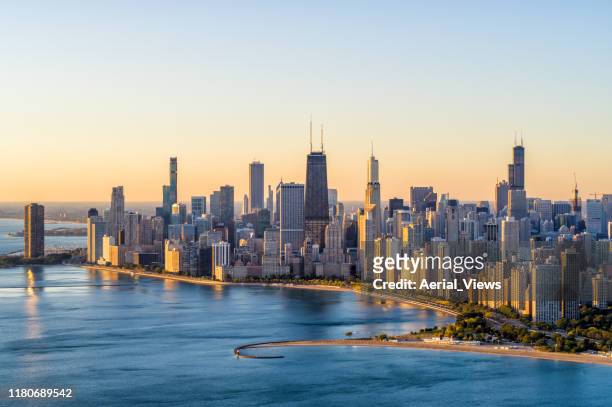 chicago aerial cityscape en sunrise - skyline fotografías e imágenes de stock