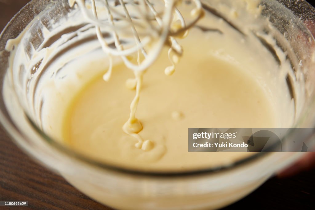Mix the cake dough in the bowl with a whisk.