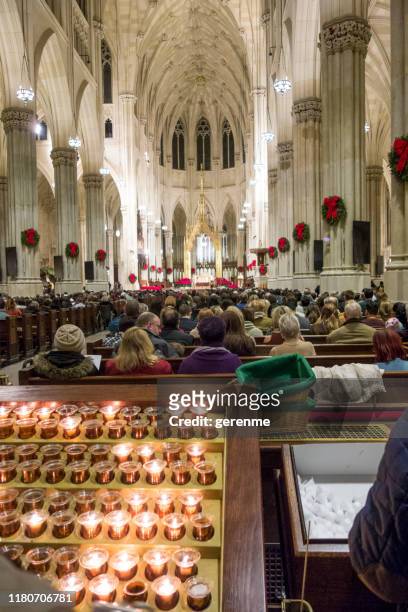 messa di natale a new york - cattedrale di san patrizio manhattan new york foto e immagini stock