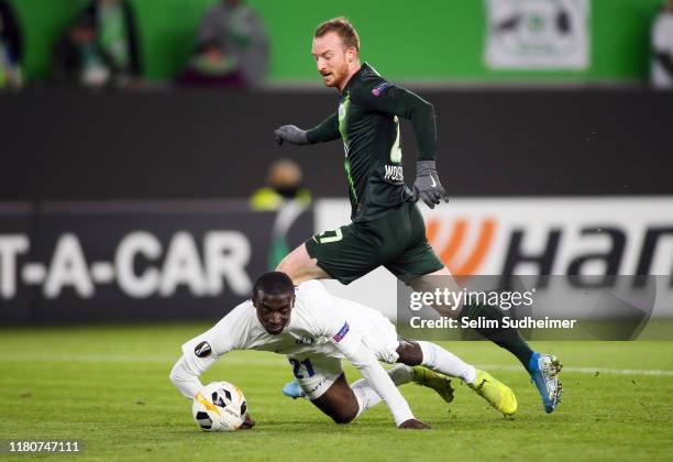 Maximilian Arnold of VfL Wolfsburg fights for the ball with Nana Asare of KAA Gent during the UEFA Europa League group I match between VfL Wolfsburg...