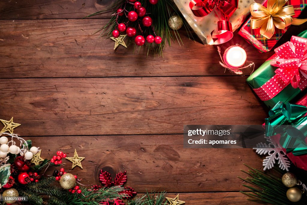 Luces de Navidad y decoración con regalos haciendo un marco con espacio de copia. Temas navideños.