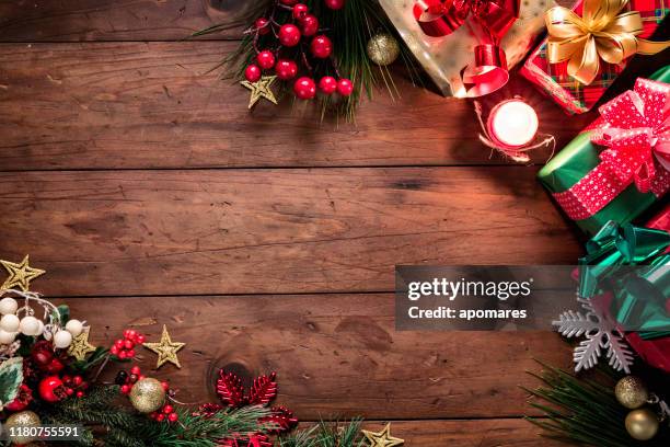 luces de navidad y decoración con regalos haciendo un marco con espacio de copia. temas navideños. - christmas still life fotografías e imágenes de stock