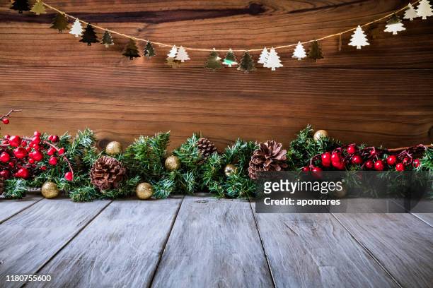 聖誕燈飾和裝飾與禮物，使一個框架與複製空間。聖誕主題。 - table decoration 個照片及圖片檔