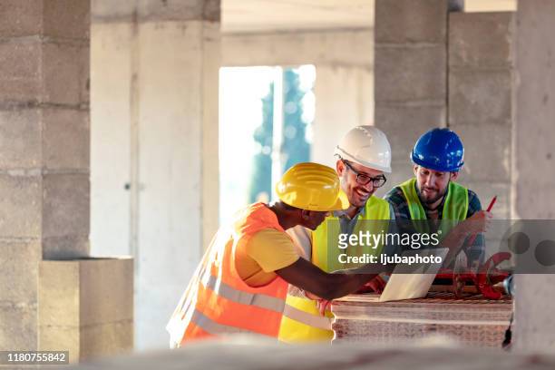 männlicher ingenieur, der sein team leitet - construction worker manager stock-fotos und bilder