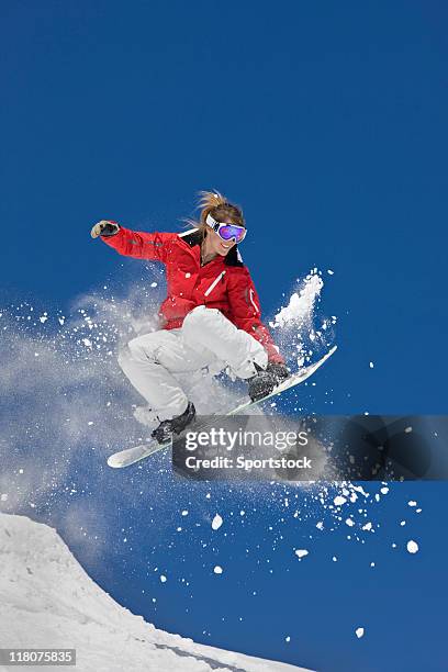 salto snowboard estremo - snowboard foto e immagini stock