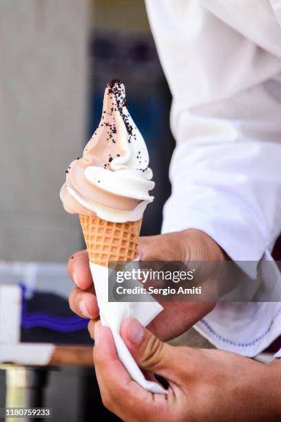 selling soft serve ice cream in samarkand - softeis stock-fotos und bilder