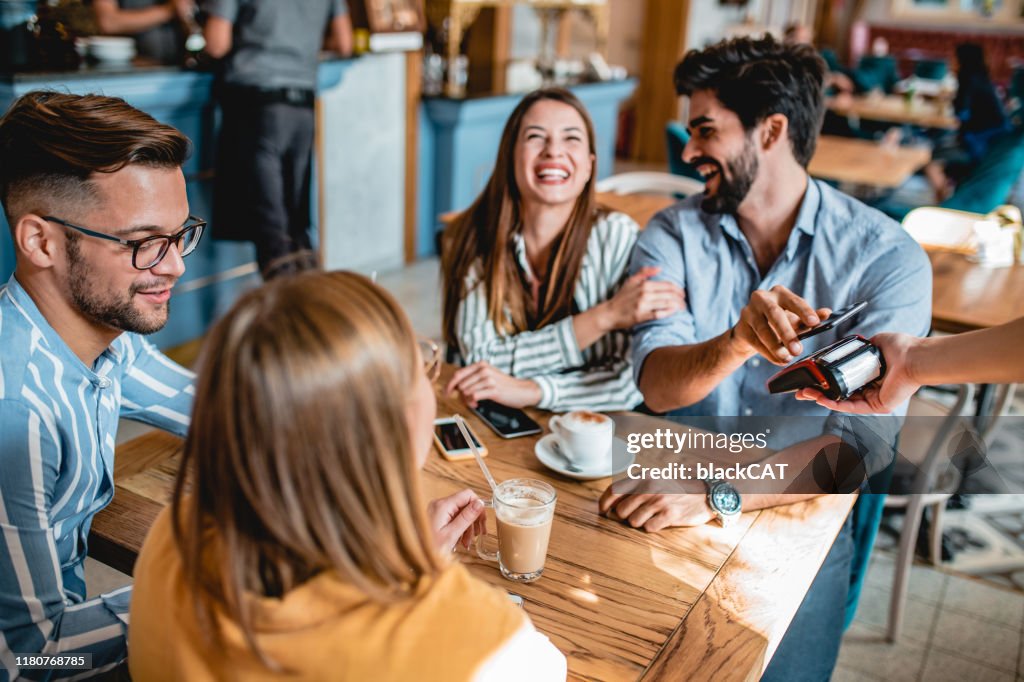 Kontaktloses Bezahlen im Café