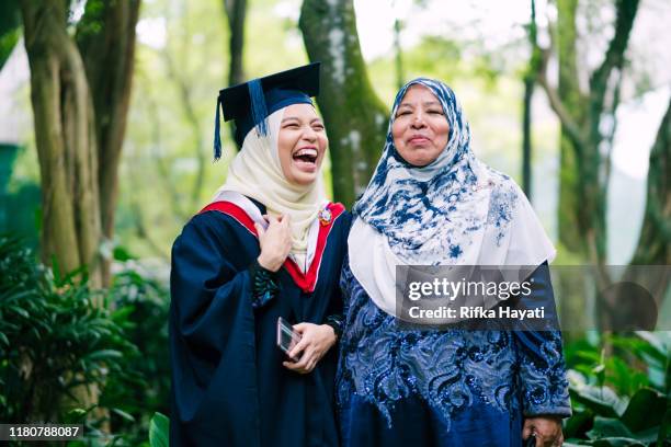Asian Graduation Asian Graduation With Family Photos and Premium High Res Pictures ...