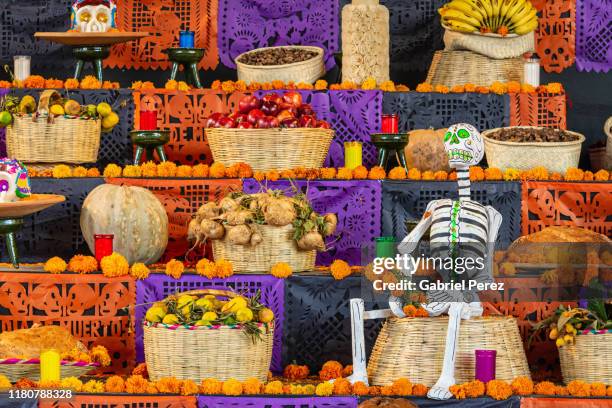 celebrating day of the dead in mexico - offerta religiosa foto e immagini stock