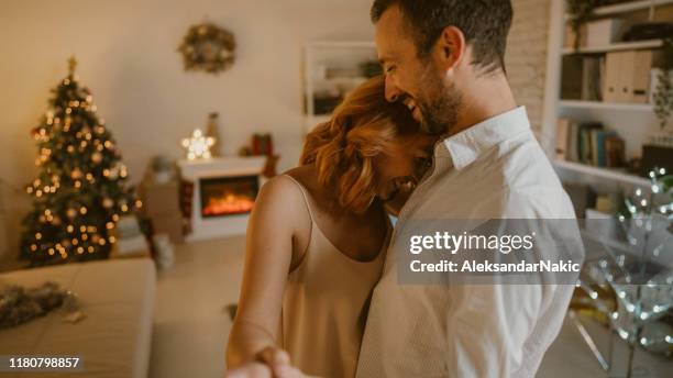 dansen op oudejaarsavond - couple dancing at home stockfoto's en -beelden