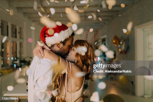 gelukkig nieuwjaar! - kissing stockfoto's en -beelden