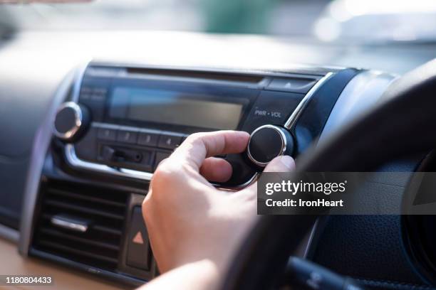 control volume in the car. - autoradio stock-fotos und bilder