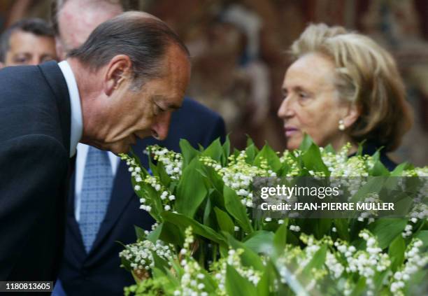 Le président Jacques Chirac et son épouse Bernadette participent, le 1er mai 2004 au Palais de l'Elysée à Paris, à la traditionnelle cérémonie de...