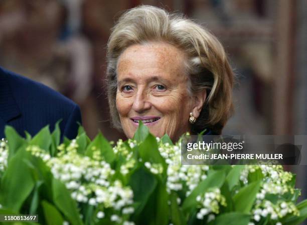 Bernadette Chirac, l'épouse du président Jacques Chirac, participe, le 1er mai 2004 au Palais de l'Elysée à Paris, à la traditionnelle cérémonie de...