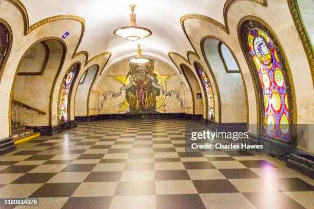 novoslobodskya station central area with black and white tiled floor and stained glass in walls. mosaic at end of hall. ;image of the moscow metro, moscow, russia. september - moscow metro bildbanksfoton och bilder
