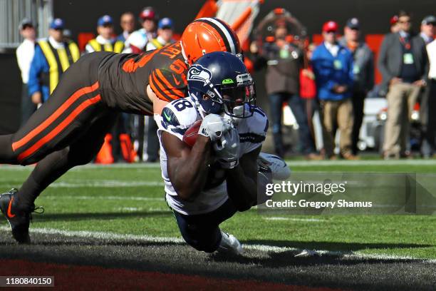 Jaron Brown of the Seattle Seahawks catches a third quarter touchdown in front of Joe Schobert of the Cleveland Browns at FirstEnergy Stadium on...