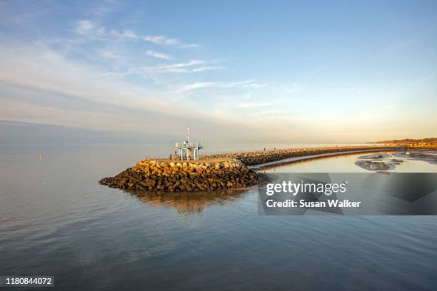 neptune's arm (breakwater) herne bay - herne bay foto e immagini stock