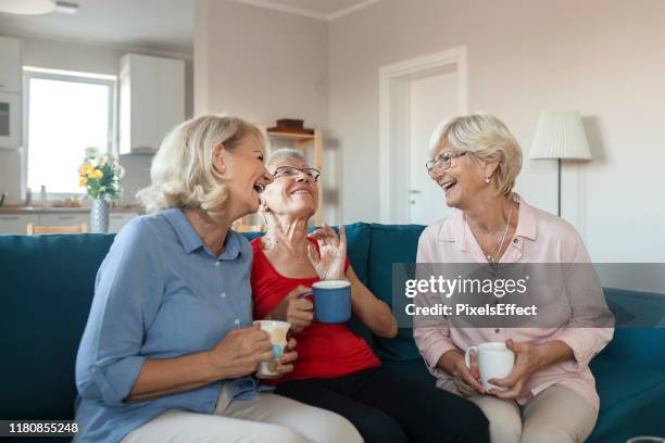 das ist lustig! - kaffeeklatsch stock-fotos und bilder