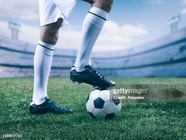 futbolista en acción - supporter foot fotografías e imágenes de stock
