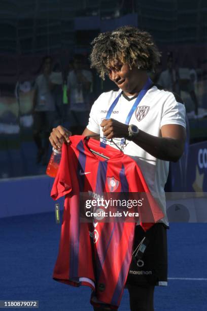 Angelo Preciado of Independiente del Valle poses with a jersey of Cerro Porteño during the field scouting at La Nueva Olla Stadium on November 8,...