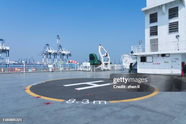 apron on board ships - flat top stock pictures, royalty-free photos & images