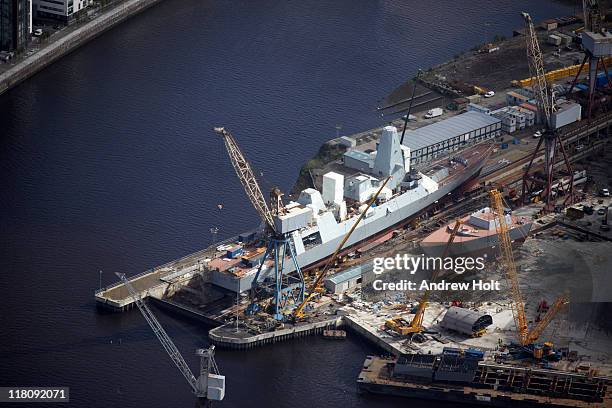 roya navy stealth warship being built on clyde - shipyard stockfoto's en -beelden